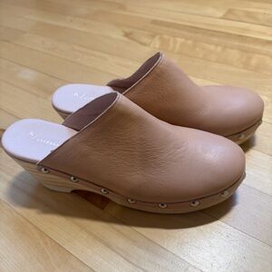 Anthropologie clogs leather upper and  insoles with wooden platform sole. Nude